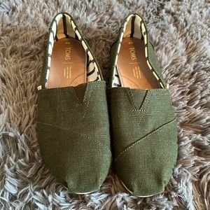 W size 9 TOMS, army green canvas. Like new.
